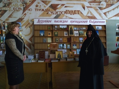 Передача в дар библиотеке монастырских изданий